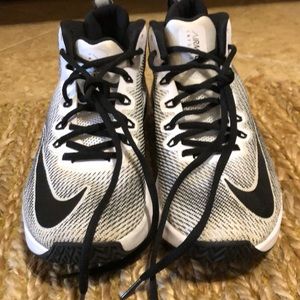 Nike Airmax Infuriate mid boys basketball shoes